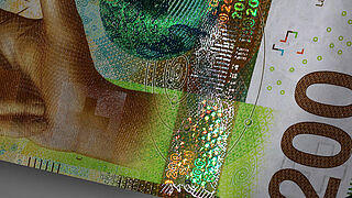 Close-up of Swiss 200 Francs banknote with partially metallized KINEGRAM VOLUME® Stripe